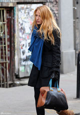 高清组图：布莱克-弗莱利街拍LOOK大衣围巾保暖