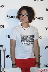 组图：陈冠希调皮客串当记者不亦乐乎