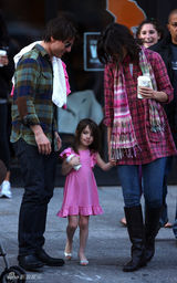 幻灯图集：小苏瑞随父母上街 天凉也要秀时尚