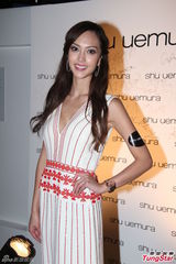 组图：周秀娜性感亮相上围丰满 称享受单身