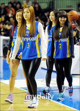 组图：韩组合SISTAR亮相篮球赛试投 献精彩热辣歌舞