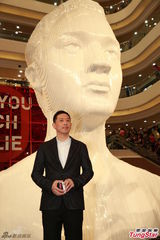 组图：张国荣纪念展揭幕 唐鹤德现身怀念哥哥