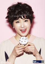 组图：李诗英曝时尚写真 抱玩偶吃蛋糕显俏皮可爱