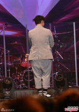 陈奕迅现场错词卖萌求饶 风趣化解戒烟质疑(图)