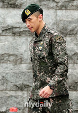 组图：韩星Rain正式退役 帅气行军礼湿眼眶