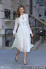 组图：米兰达-可儿白色透视礼服亮相 性感迷人