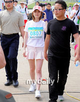 组图：张娜拉参加韩国“选民之日”相关活动