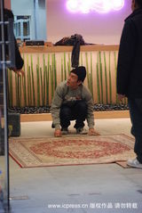 幻灯： 陈冠希抵潮店“视察”  抱膀听汇报老板架十足