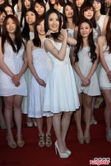 组图：林依晨亮相记者会 白色长裙优雅文静