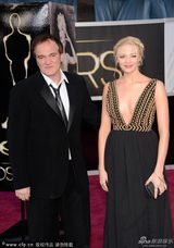 组图：导演昆汀-塔伦蒂诺携女伴亮相红毯