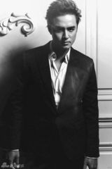 组图：明道黑白镜像写真 显成熟忧郁气质