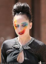 组图：LadyGaga中空秀八字奶 脸上涂鸦鬼魅十足