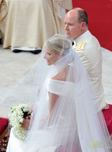 组图：摩纳哥王储大婚 王妃珍珠婚纱典雅华贵赛凯特