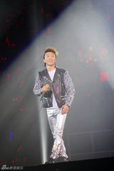 组图：羽泉开唱海泉泪洒舞台 白百何现身捧场