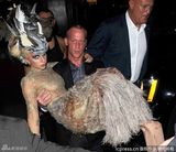 组图：Gaga《名利场》大片再蹬“恨天高”尴尬摔倒 