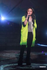 组图：《劲歌金曲》录影 阿娇(钟欣桐)出席郑欣宜落泪