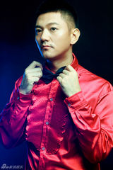 组图：彭博红衣写真造型乖巧顽皮