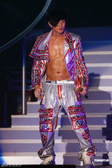 组图：林俊杰台湾开唱秀肌肉 阿信王彩桦做嘉宾