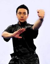 组图：释小龙拍摄全新功夫大片帅酷有型