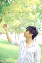 组图：刘孟哲现身森林公园 联袂金浩森打造青春写真