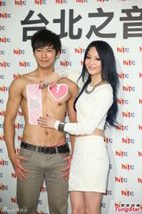 组图：张韶涵白裙露蛮腰 摸猛男胸肌自称很害羞