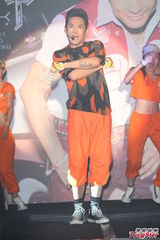 组图：杜德伟罗志祥相见欢 台上搞笑玩互亲