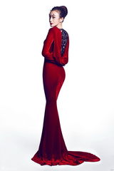 组图：秦岚登时尚杂志封面 造型妩媚玲珑曲线