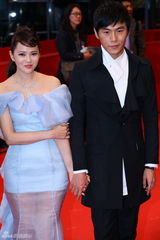 伊能静秦昊柏林挽手走红毯 戴情侣对戒动作亲昵