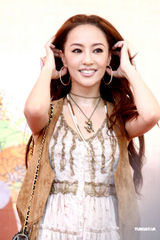 组图：棒棒堂与关颖代言 展现东方魅力