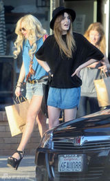 组图：林赛-罗韩金发亮相 牛仔装扮搭配高跟鞋