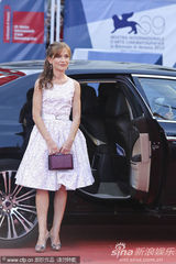 组图：《睡美人》首映 影后于佩尔清纯白裙装嫩