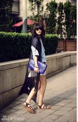 组图：陈燃夏日街拍与萌宠互动显爱心