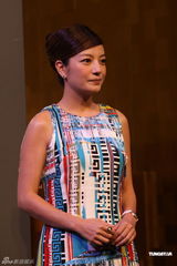 组图：赵薇助阵品牌新店开业 短裙绚丽温柔大方