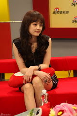 幻灯组图：张娜拉做客新浪 大波浪卷发倍增女人味