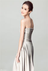 组图：颖儿写真裸背香肩明艳动人