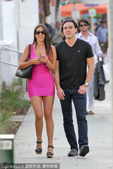 组图：超模克劳迪娅紧身裙抢镜 与神秘男逛街