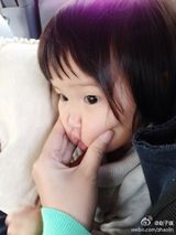 组图：赵子琪晒温馨家庭照 萌女儿助老公修桌子