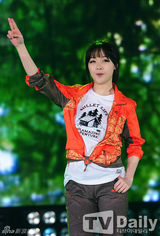 组图：SHINee等亮相活动 Rainbow等T台走秀