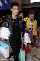 组图：EXO返韩现身机场 Kris抱礼物满载而归