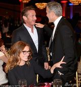 组图：乔治-克鲁尼贴面朱莉娅-罗伯茨热聊 当众献吻