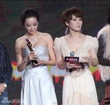 组图：杜晓婷亮相颁奖礼 银白礼服展现女王风范