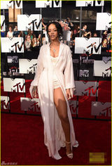 组图：蕾哈娜现身MTV颁奖红毯 化身性感巧克力