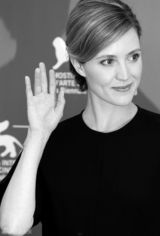 组图：《农场旅行》发布会 伊夫林大露美背