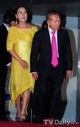 组图：姜秀妍黄色长裙闪耀亮相釜山闭幕红毯