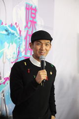 组图：群星备战跨年夜 小志开赛车李准基戴口罩