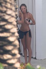 组图：超模坎蒂丝拍摄现场曝光 豹纹泳衣现野性