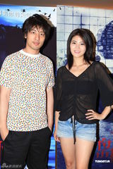 组图：《孤岛》首映杨幂口罩遮面 泳装美女走秀