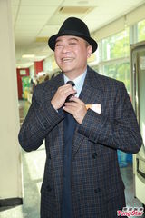 组图：欧阳震华健康复工 笑言欲请貌美男看护