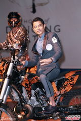 组图：郭富城电单车耍帅助阵《水舞间》三周年