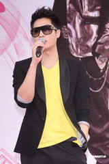 组图：周汤豪长针眼戴墨镜遮丑 公布择偶条件